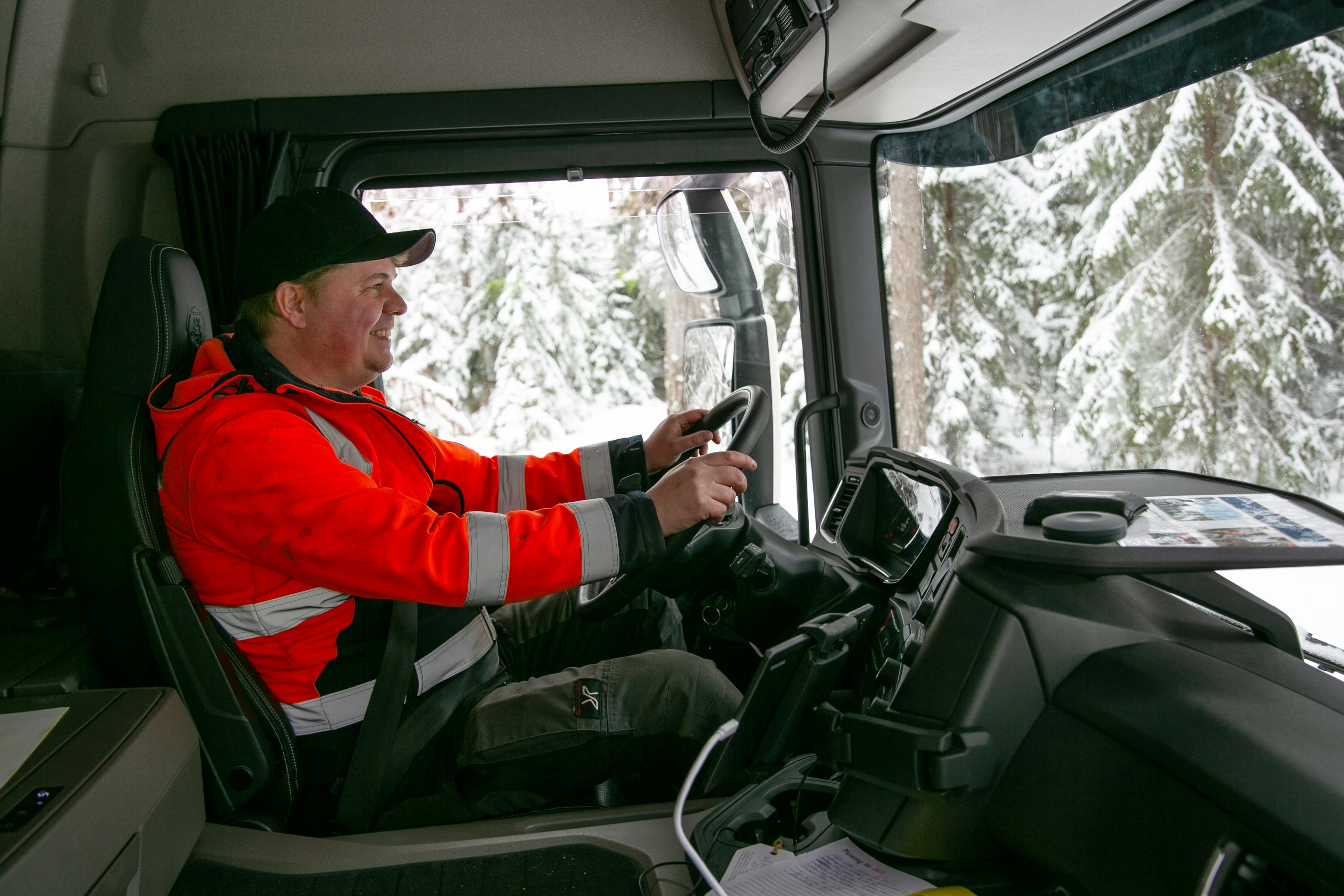 Mikael Eriksson, Transportledare på Själanders Åkeri, fick köra eltimmerbilen i Näsåker.