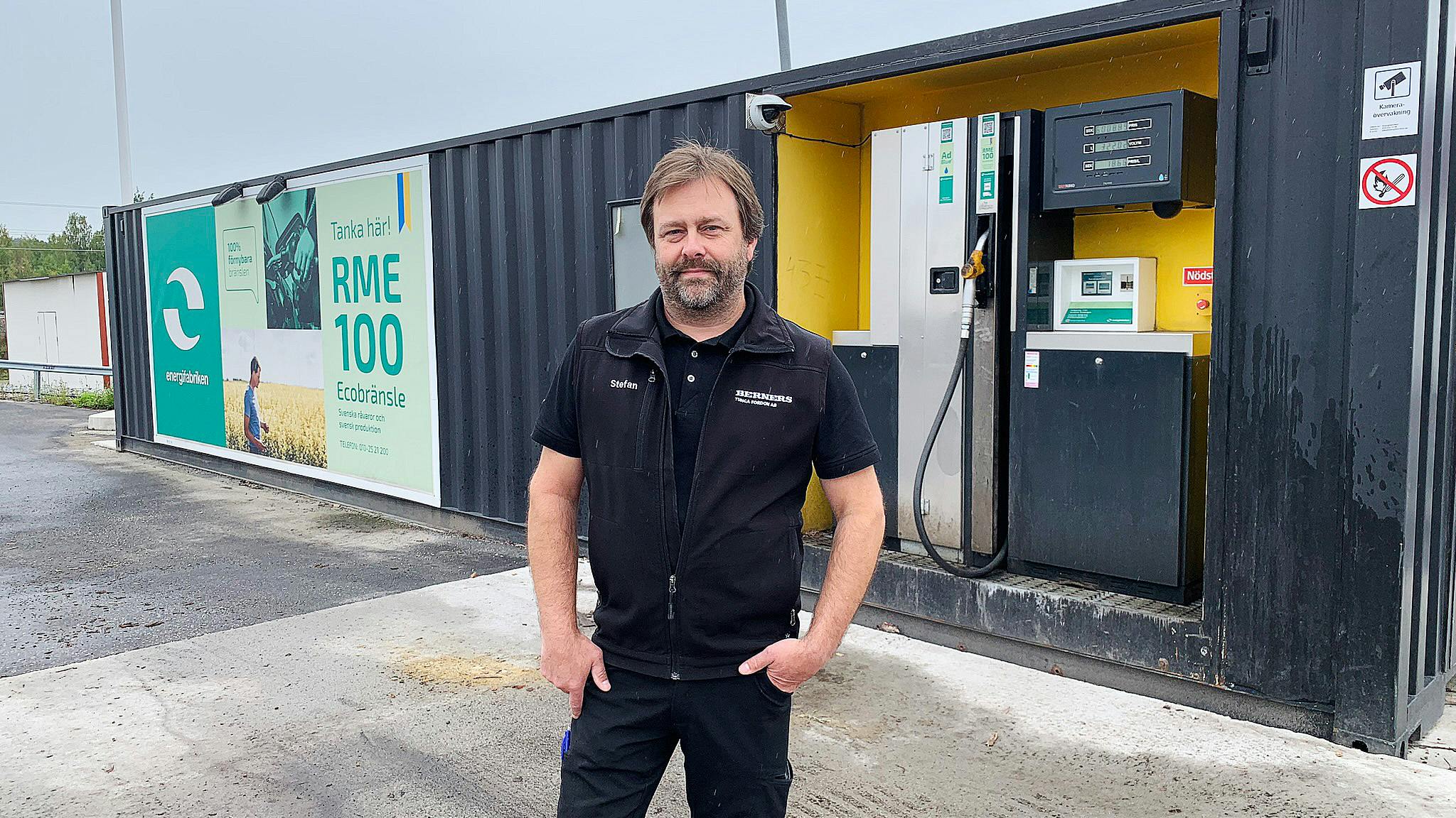 Stefan Andersson, servicemarknadssäljare på Berners Tunga Fordon i Sundsvall, har väglett flera kunder som konverterat sina dieseldrivna fordon. Här står han intill RME-tankstationen i Birsta.