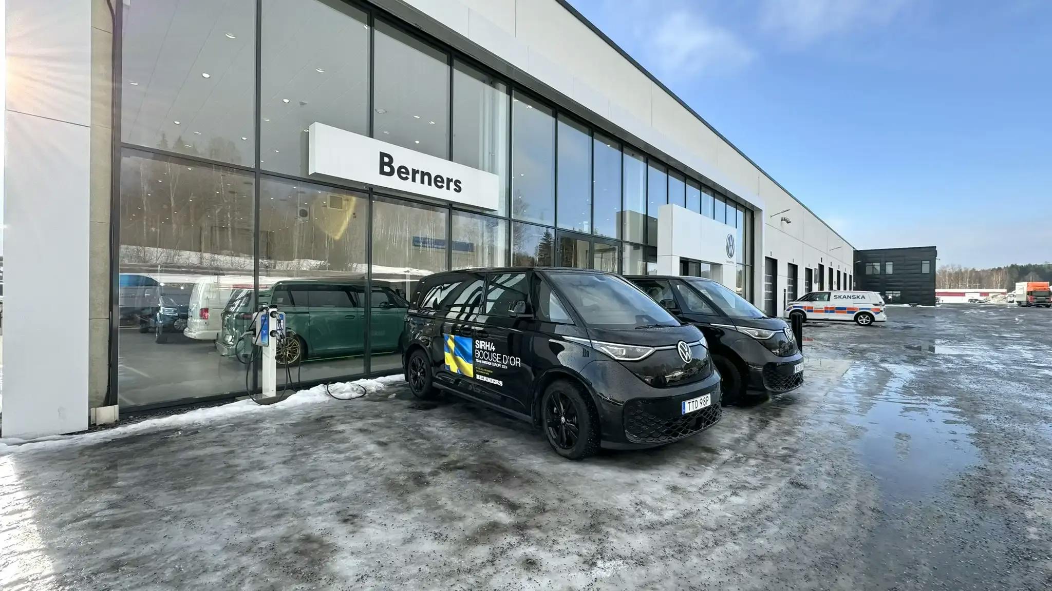 Berners person- och transportbilar har sponsrat med två Volkswagen ID.Buzz som drivs på 100 procent el för att även det svenska teamet ska transporteras hållbart mellan Stockholm och Trondheim.